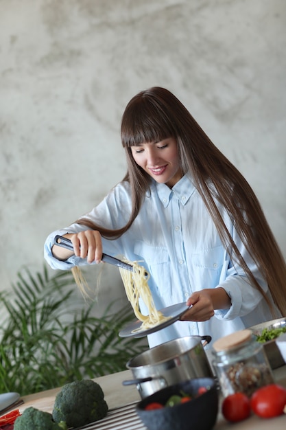 Vrouw koken in de keuken