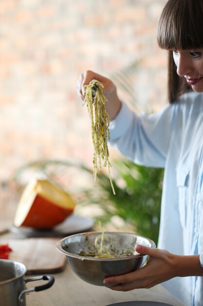 Vrouw koken in de keuken