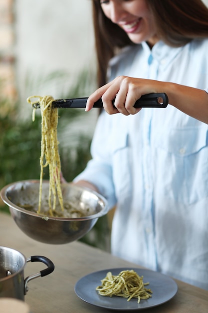 Vrouw koken in de keuken