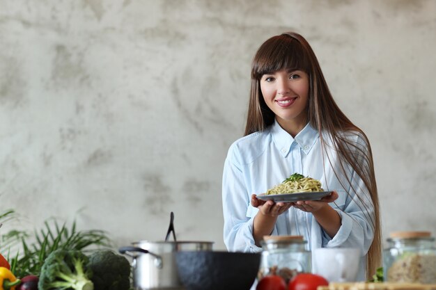 Vrouw koken in de keuken