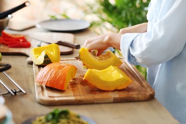 Vrouw koken in de keuken