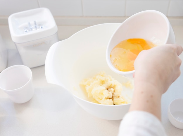 Vrouw koken in de keuken