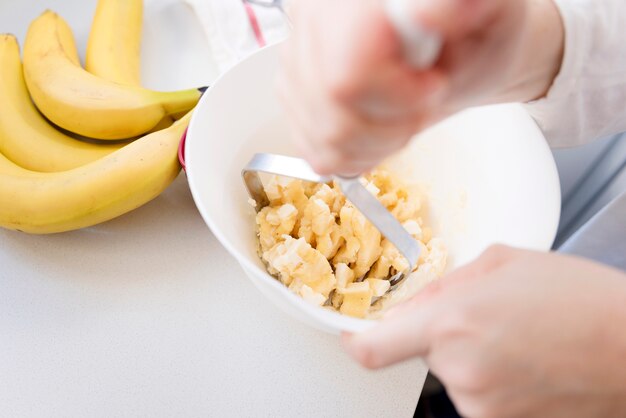 Vrouw koken in de keuken