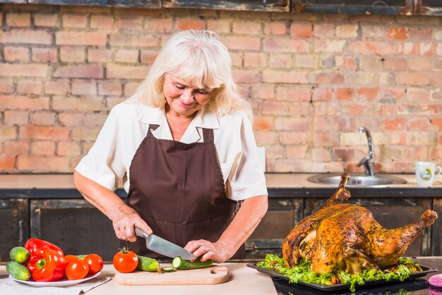 Vrouw koken voedsel