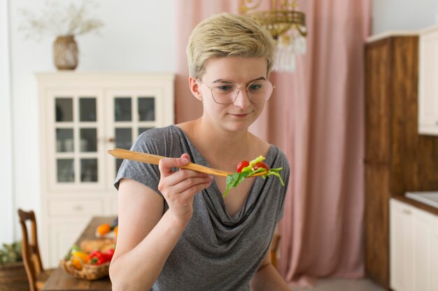 Vrouw kookt wat gezond voedsel in de keuken