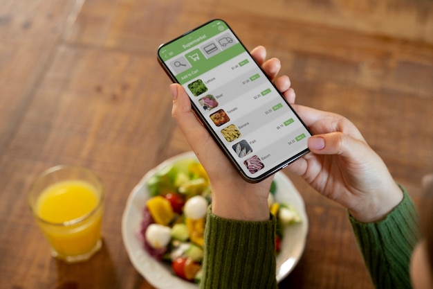 Vrouw koopt fruit online met haar smartphone