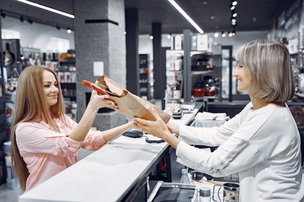 Vrouw koopt gerechten in de winkel