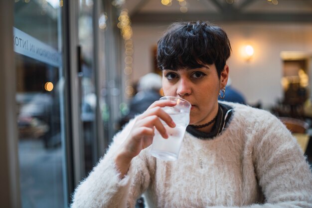 Vrouw koude frisdrank drinken