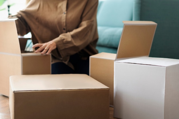 Vrouw kraftdozen uitpakken in de woonkamer