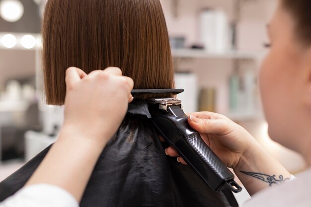 Vrouw krijgt behandeling bij kapper