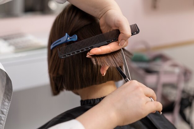 Vrouw krijgt behandeling bij kapper