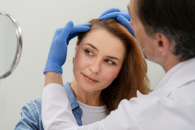 Vrouw krijgt een haaruitvalbehandeling in een kliniek