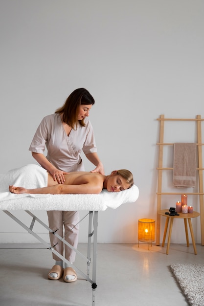 Gratis foto vrouw krijgt een rugmassage van masseur