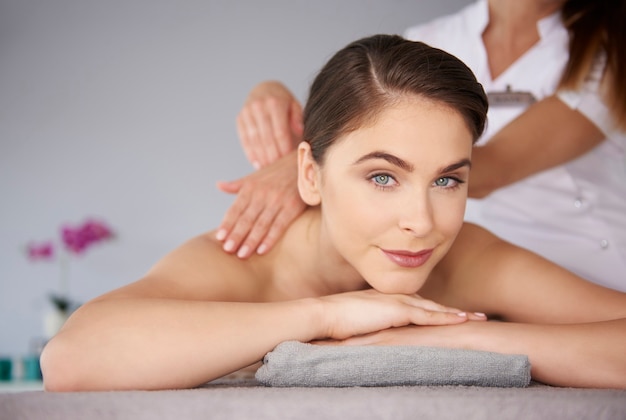 Vrouw krijgt massage in spa
