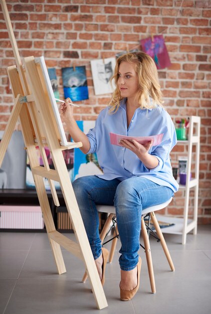 Vrouw kunstenaar in haar atelier