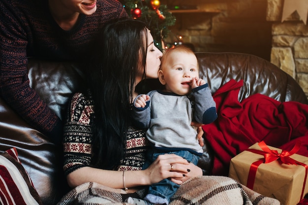 Vrouw kuste haar baby op het hoofd