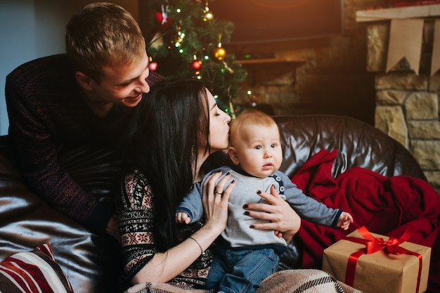 Vrouw kuste haar baby op het hoofd