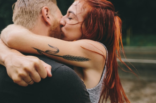 Vrouw kuste haar vriendje met passie