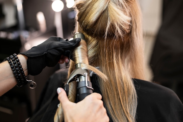 Vrouw laat haar haar doen in de schoonheidssalon