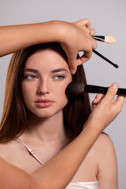 Vrouw laat haar make-up doen door een professional