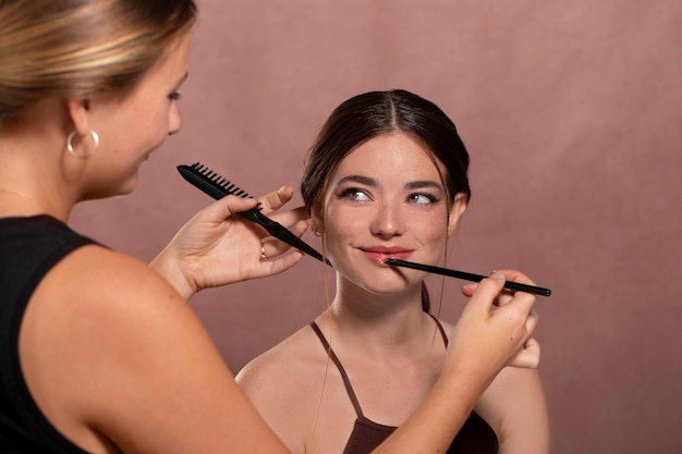 Vrouw laat haar make-up doen door een professional