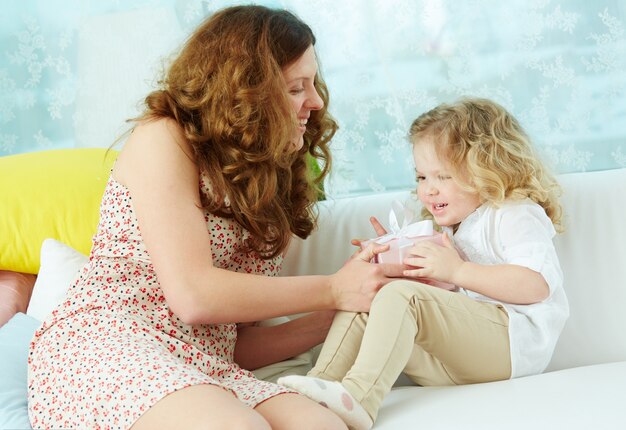 Vrouw lachend met haar dochtertje