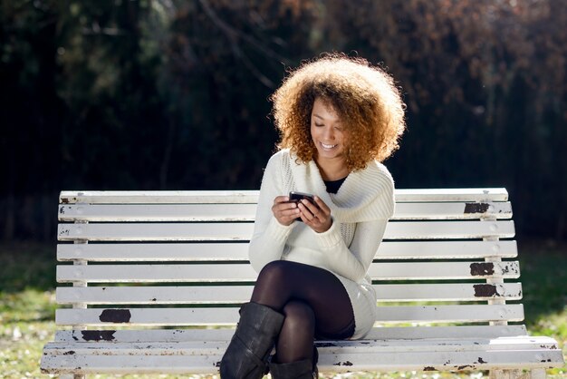 Vrouw lachend terwijl hij naar zijn telefoon