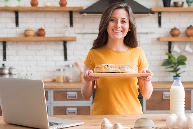 Vrouw leert van online cursussen hoe te koken