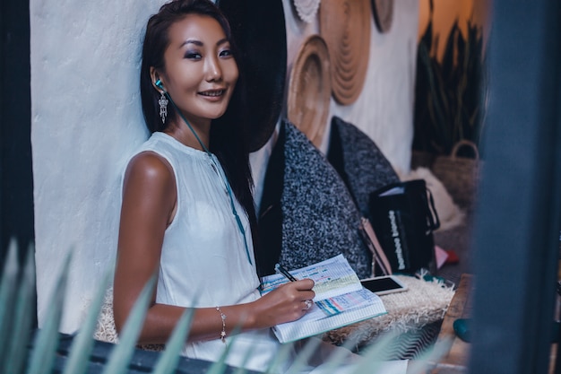 Vrouw leesboek in café, buiten portret, aziatisch meisje