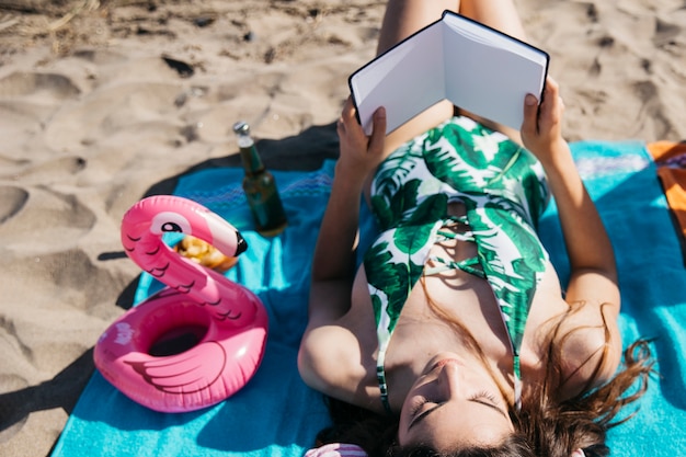 Vrouw leesboek op het strand