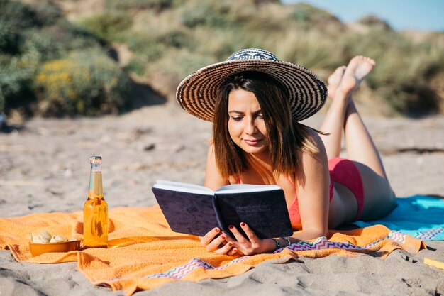 Vrouw leesboek op het strand