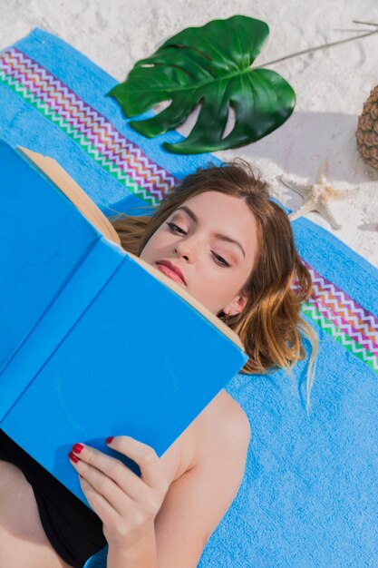 Vrouw leesboek op het strand