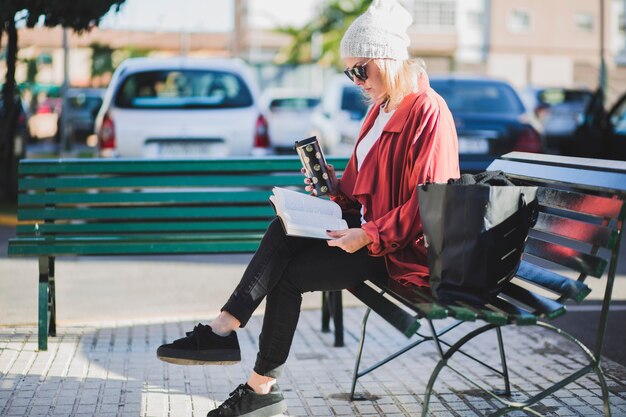 Vrouw leesboek op straat