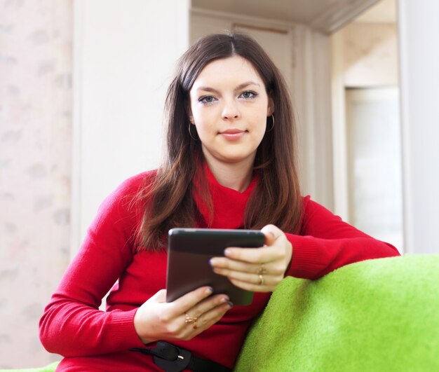 Vrouw leest e-lezer of tablet computer