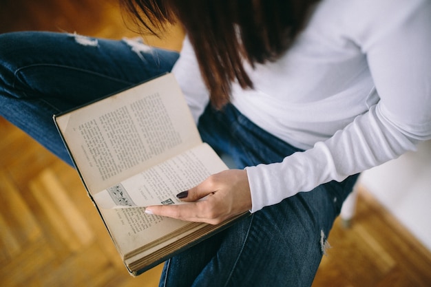 Gratis foto vrouw leest een boek