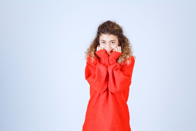 vrouw legde haar vuisten tegen haar kin en luisterde aandachtig met opwinding.