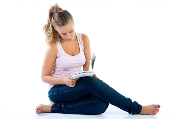 Vrouw lezen boek zittend op de hak