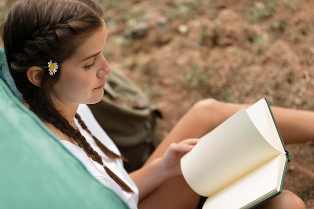 Vrouw lezen buitenshuis close-up