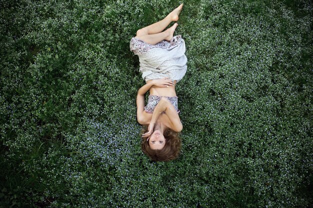 Vrouw liggend op het gras van boven gezien