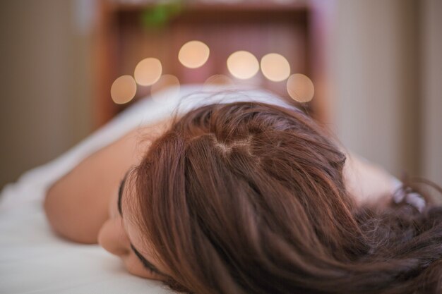 Vrouw liggend op massagetafel