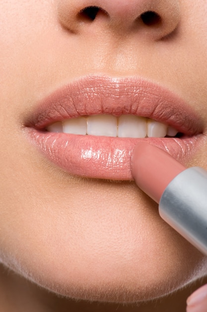 Vrouw lippenstift op lippen - close-up toe te passen