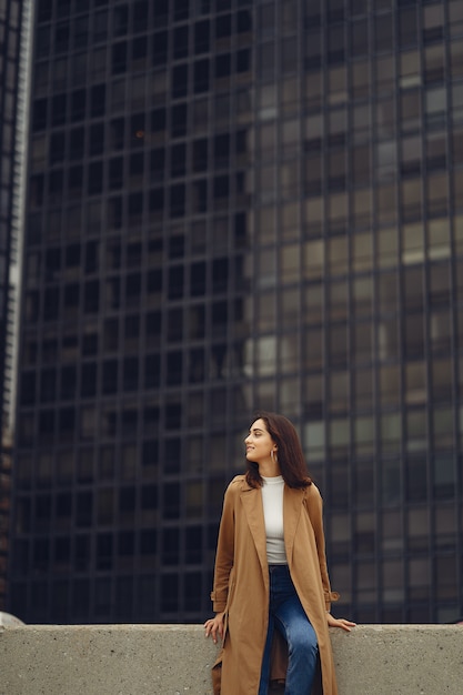 Vrouw loopt door de straten van chicago