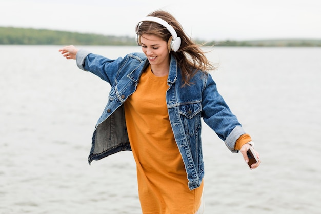 Vrouw luisteren muziek aan zee