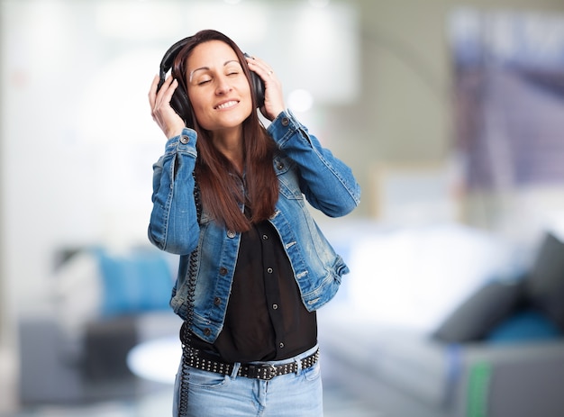 Vrouw luisteren naar muziek met een hoofdtelefoon