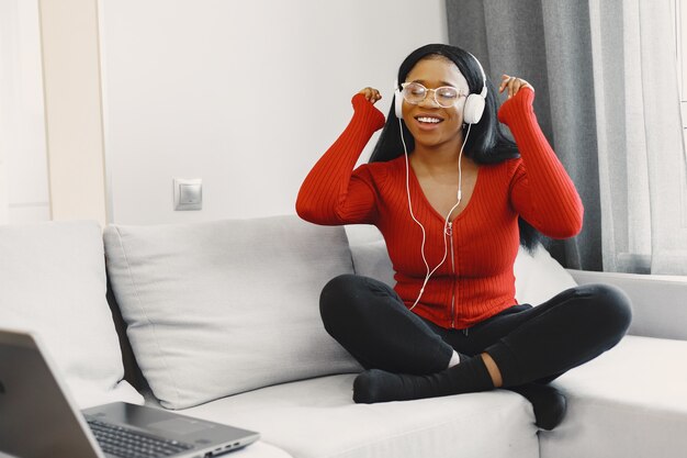 Vrouw luisteren naar muziek thuis