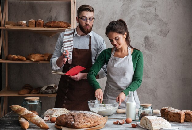 Vrouw luisteren recept van brood en koken