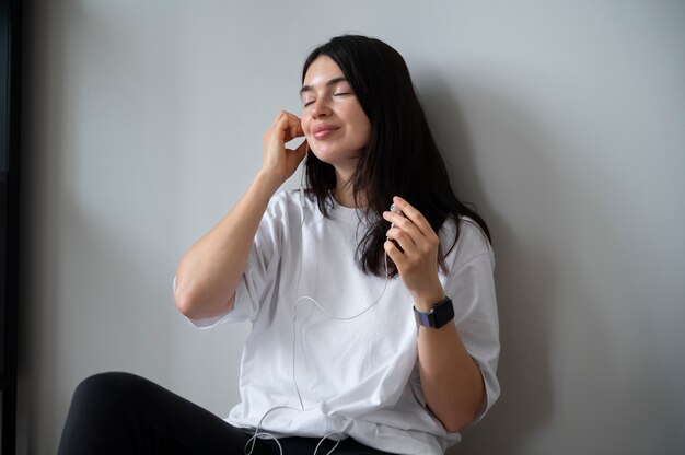 Vrouw luistert thuis naar muziek tijdens quarantaine