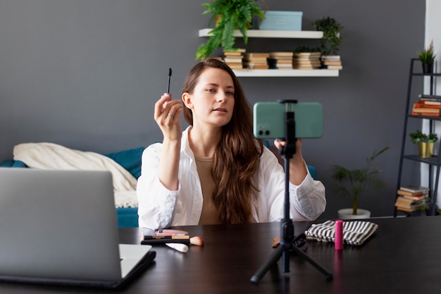 Vrouw maakt beauty vlog met haar smartphone