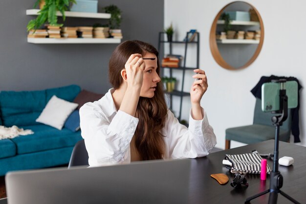 Vrouw maakt beauty vlog met haar smartphone