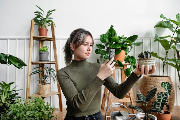 Vrouw maakt een momentopname van haar plant voor sociale media